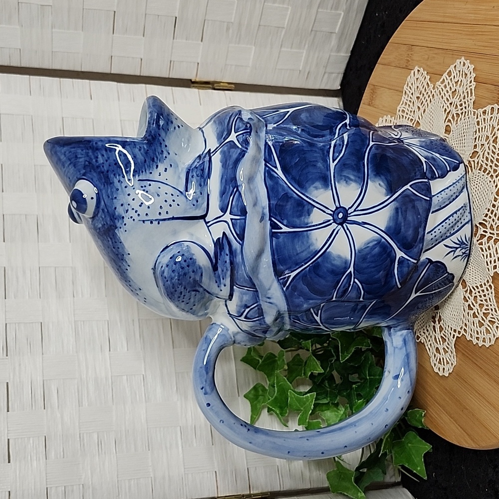 👉*RARE VTG* MAJOLICA FROG ON LILY PAD CERAMIC PITCHER ~BLUE & WHITE ~WHIMSICAL